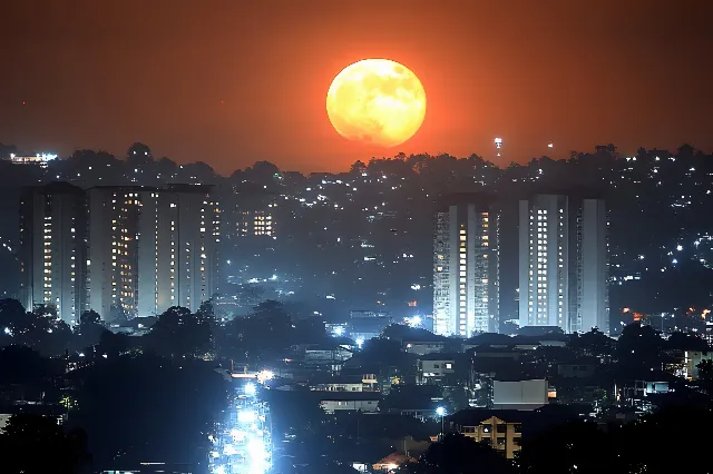 City, Urban area, Building, Metropolitan area, High-rise building, Skyscraper, atmospheric phenomenon, Night, Metropolis, Astronomical object, Condominium, Commercial building, Cityscape, Human settlement, Apartment, Midnight, Skyline, Moon, Tower, Evening